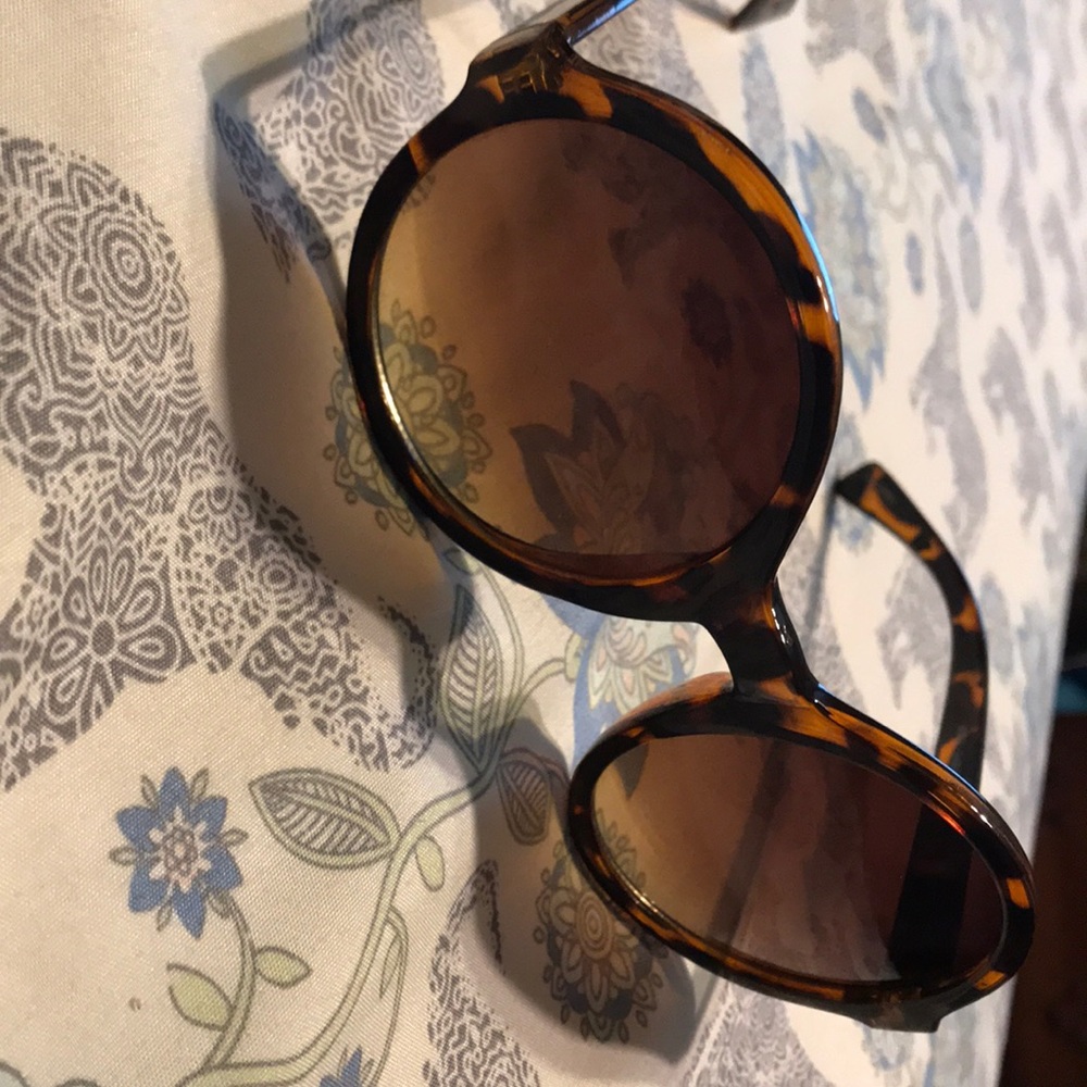 Sunglasses - Picture 4 of 5